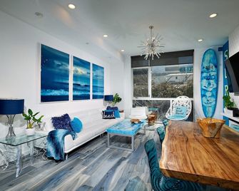 Modern Surf Themed Home - Heart of Gaslamp - San Diego - Salon