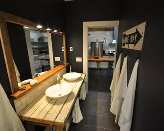 Charming Carriage House In Niagara's Wine Country - Niagara Falls - Bathroom
