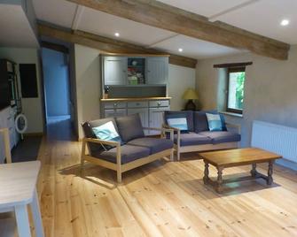 Spacious Villa with secure private pool, south facing, village location - Champagné-Saint-Hilaire - Sala de estar