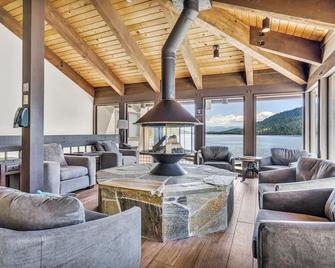 Delightful Studio w/Kitchenette #111 at Donner Lake Village - Truckee - Living room