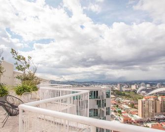 Secrt Sabana 2br · City View · High Floor · Pool & Gym · Apt 2416 - サンホセ - バルコニー