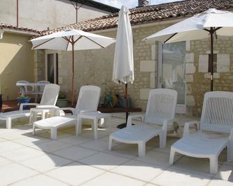 A hidden gem, set within a pretty walled garden 3 Bed, 2 bathooms - Bellevigne - Patio