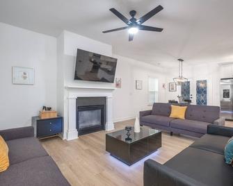 New Home W/King Bed Hot Tub In Uptown | Sylish & Fun - Charlotte - Sala de estar