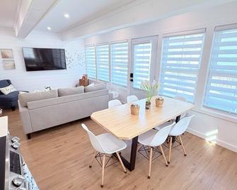 The Sand Dollar Beach House - Lambton Shores - Dining room