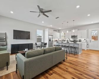 7 Bedroom 7.5 Bath Villa Perfect for Large Groups - Stephenville - Sala de estar