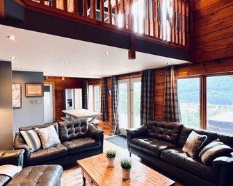 Lochnagar: luxury Loch Ness lodge, hot tub & sauna - Inverness - Living room