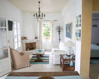 Villa Sonali with Breathtaking Views - Spétses - Huiskamer