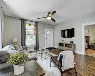 Family Getaway Queen Beds w/ Large Porch - Indianapolis - Phòng khách