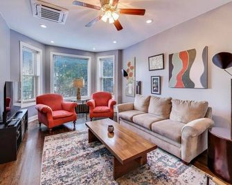 Edgewater Andersonville-area Apt Close to Loyola Lake EZ Parking - Chicago - Pokój dzienny