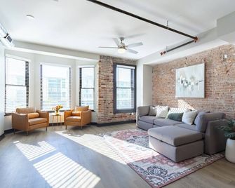 Luxe 1-bedroom Steps from Everything in Downtown Janesville - Janesville - Obývací pokoj
