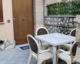Appartment for small family, ma 4 person, king bed available, Pet friendly - Roma - Patio