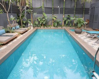 Red Thread Calangute - Calangute - Zwembad