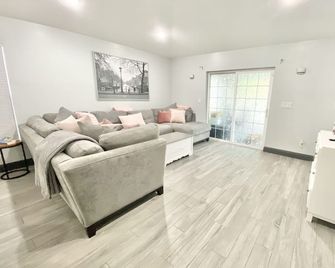 Beautiful heated pool home with office in Florida - Titusville - Olohuone