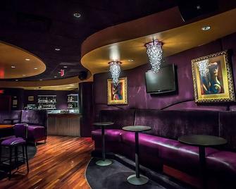 Heart of Las Vegas! Onsite Restaurant and Bar, Short Drive to The Strip! - Las Vegas - Lounge