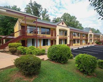 Econo Lodge Inn & Suites - Pilot Mountain - Building