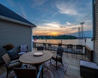 Waterfront Beach Home With Attached In- Law Suite - Weymouth - Balcony