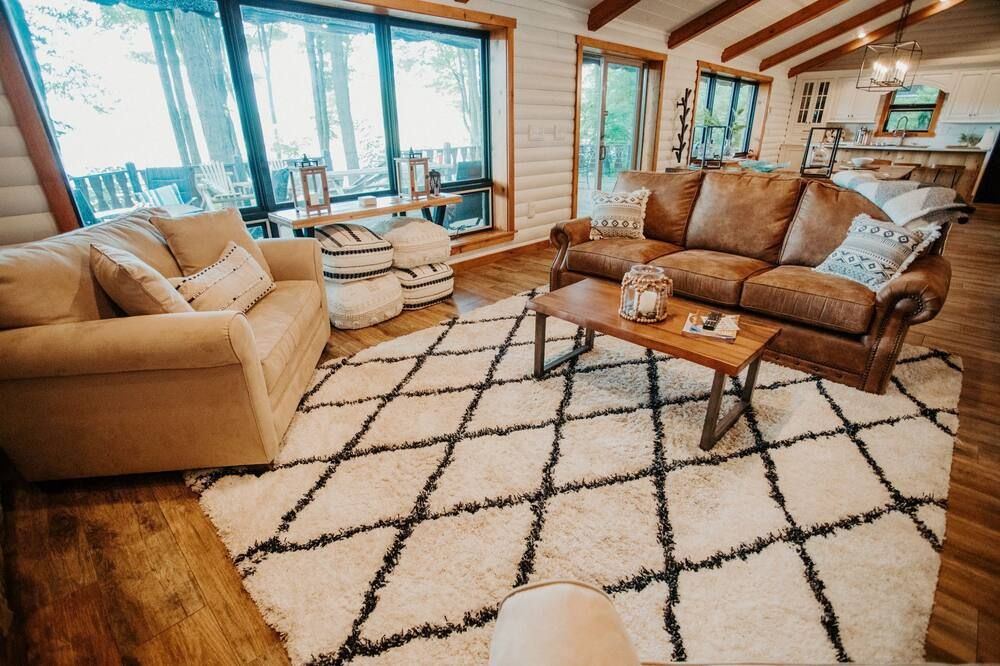 Romantic lakefront chalet w/hot tub