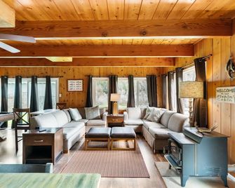 Indian Creek Lodge - Douglas City - Sala de estar