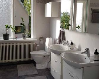 Lovely Spacious Apartment With Free Parking, Charger for electric cars - Sandviken
