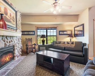 Private Screened Deck and Cozy Fireplace - Luxurious Cabin Retreat - Branson - Living room