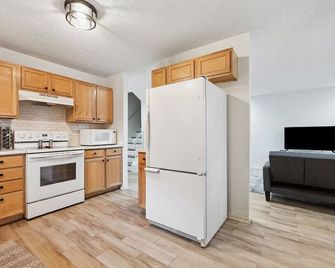 Beautiful 3 Bed/1 Bath Duplex in a quiet neighborhood near downtown Minneapolis - Minneapolis - Kitchen