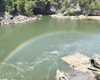 Bear Den | Full Kitchen Cabin Near Laurel River Lake & Cumberland Falls - Corbin
