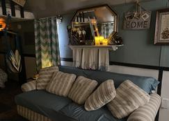 Glamping at Peace In The Valley - Glasgow - Living room