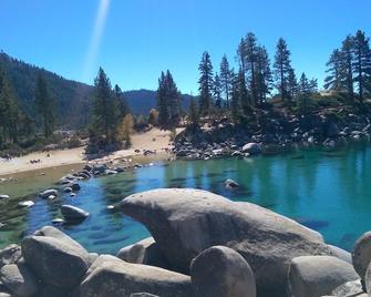 SUPER CLEAN Luxury home w/hot tub & steam shower. Walk to town & regional park! - Truckee