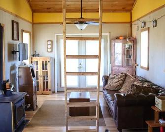 Cozy, private home in the woods! - Pine Grove - Living room