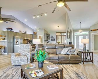 Lakefront Gem Hot Tub, Boat Launch Near Greenwood - Greenwood - Living room