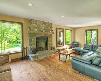 Blue Hill Pool spa game room mountain view - Morin-Heights - Living room