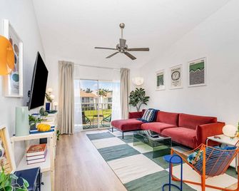 Pondview Condo: 0.5mi to Beach! - Melbourne - Living room