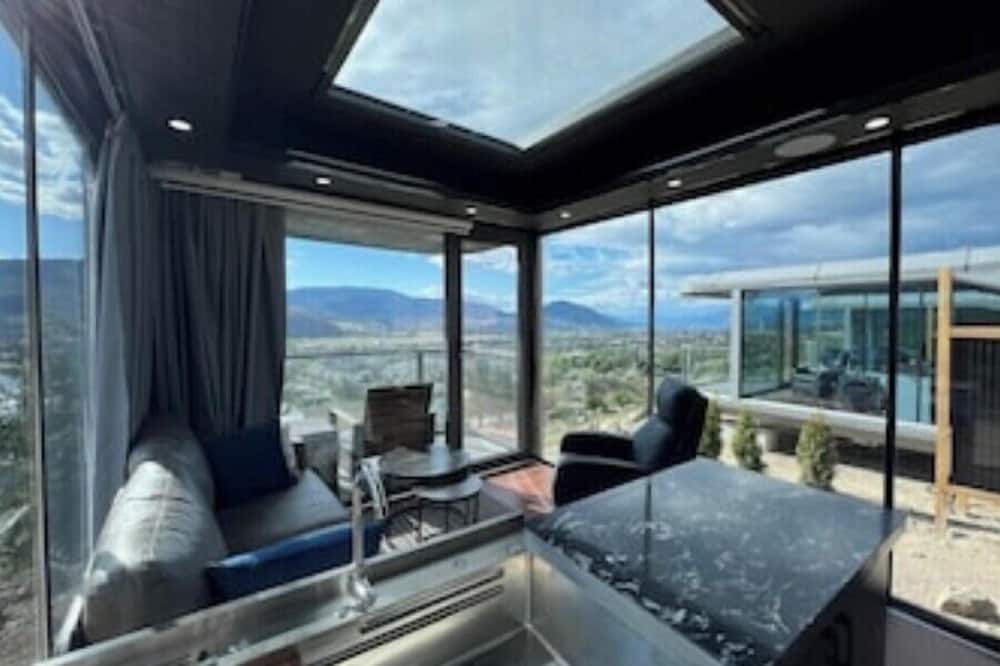 Modern Glass Pod on Vineyard - Penticton - Wohnzimmer