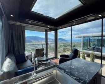 Modern Glass Pod on Vineyard - Penticton - Wohnzimmer