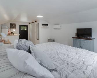 Quite Quaint & Tranquil Studio Apartment - Lookout Mountain - Bedroom