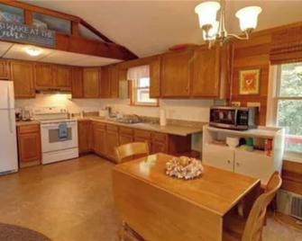 Gorgeous Lake House! - Aurora - Cocina