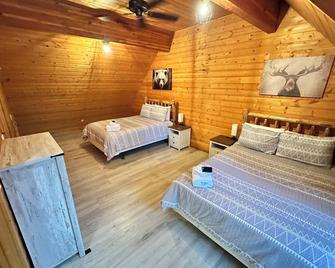 Moose & Elk! Sleeps 12 - Hot Tub, 2 Living Rooms, Foosball, Wood Stove & More! - Alpine - Habitación