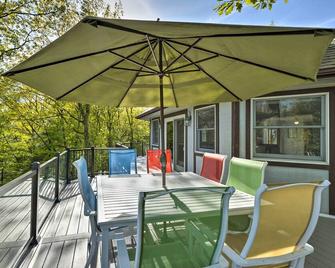 Hot Tub, Sauna, Fireplace, Dock! Lake Honor Cabin - Honor - Patio