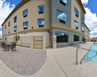 Holiday Inn Express & Suites Globe By IHG - Globe - Piscina
