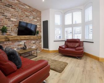 The Retreat At The Lawrence Apartments - York - Living room