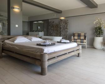 Property 480m2, sea view, heated swimming pool 6 bedrooms, 6 bathrooms, 3mn from the beach - Sari-Solenzara - Ložnice