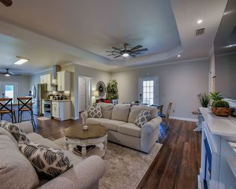 Crimson Corner - Book for Football Season! - Tuscaloosa - Living room