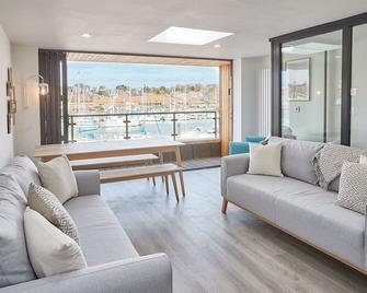 Host & Stay | Coastal Townhouse - Castleton - Living room