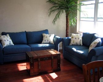 Oasis Palms - Treasure Island - Salon