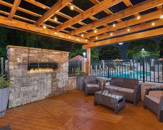 لا كينتا إن باي ويندام بيجوين فورج دوليوود - بيغيون فورغ - شرفة مرصوفة