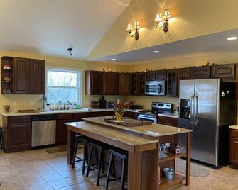 Spacious four bedroom country private home, large kitchen, wi-fi. Nature awaits. - Harrisburg - Kitchen