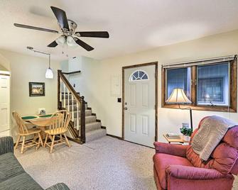 Cozy Roan Mountain Cabin with Private Balcony! - Roan Mountain - Sala de estar