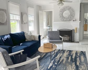 Cozy Beach Cottage On Towd Point W/Pool And Only 5 Mins From The Beach! - Southampton - Sala de estar