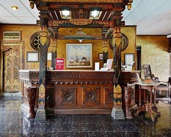 Royal Malioboro Yogyakarta by Aston - Yogyakarta - Front desk