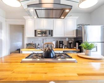 Charming &spacious 3bd 1ba Fam-Friendly-Yard&porch - Fairfield - Kitchen